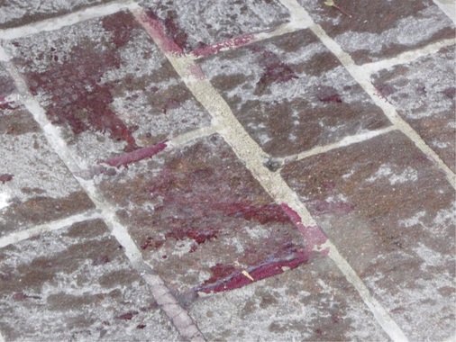 Ohne Sicherheitshandschuhe: Blutspuren nach ­Schnittverletzungen beim Glastransport.