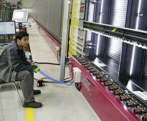 Ein Scanner kontrolliert die Gläser. Bei angezeigten Fehlstellen überprüft der Mitarbeiter die Scheibe auf mechanische Einwirkungen.