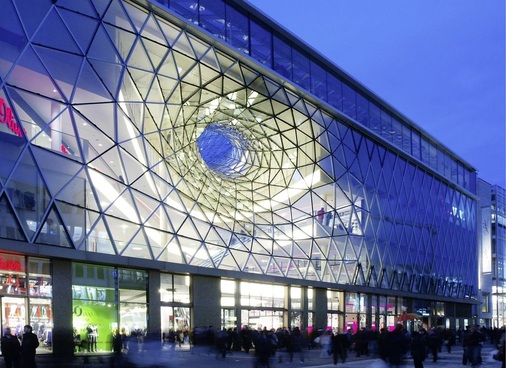Bei der MyZeil-Einkaufpassage in Frankfurt wurden 3500 dreieckige Einzelscheiben verbaut. Die Fassaden ­montierten teilweise Bergsteiger.