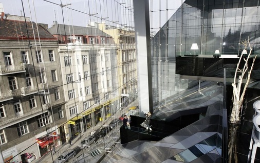 Für die Besucher und Gäste des Hotels geben die Wintergärten in Form von ­überdimensionierten Schaufenstern den Blick auf die Umgebung frei.