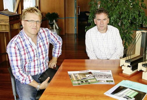 Legen sich für das Holzfenster ins Zeug: Wilhelm Schillinger (r.) und Markus Vollmer vom Adler-Werk.