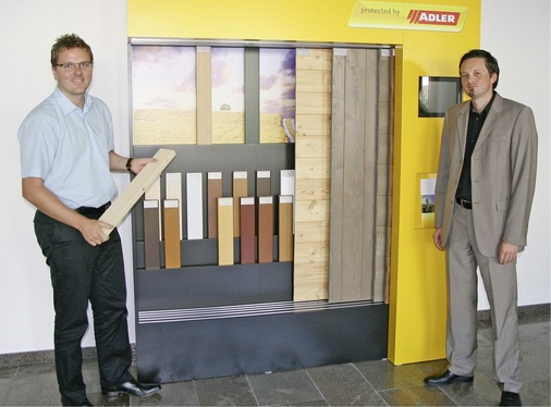 Daniel Pesserer, Verkaufsleiter Fensterbeschichtungen und industrieller Holzschutz bei Adler und Marketingleiter Christian Laucher am POS-Modul für Fensterbauer.