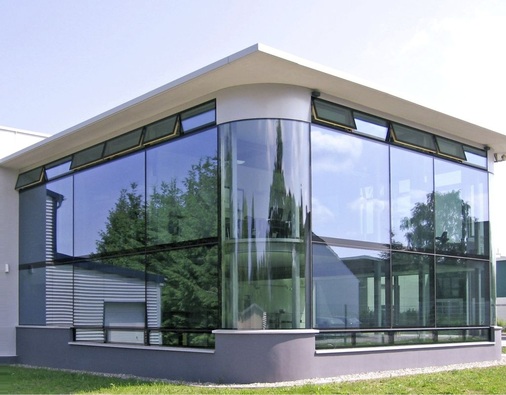 Walchfenster als Ganzglasfassade im Einsatz bei der Adco Technik GmbH in Rostock.