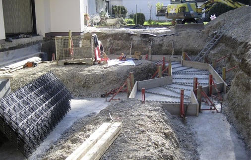 Für die Erstellung des integrierten, wärmegedämmten Pflanzgrabens (80 cm tief) waren aufwendige und kostenintensive Beton- und Tiefbauarbeiten notwendig.