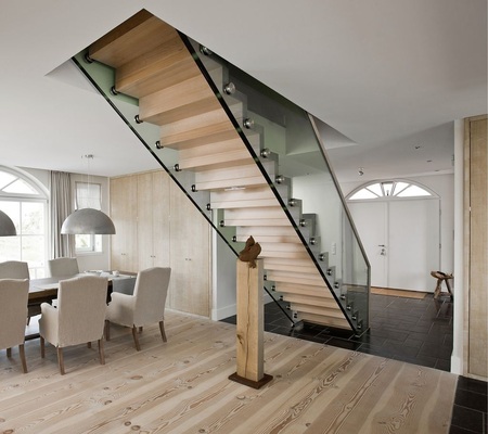 Sonderkonstruktionen, wie diese ansprechende Treppe aus dem Materialverbund von Glas und Holz, zählen zum Markenzeichen von ­Conzen Glas. Die 6,5 m langen Glaswangen sind aus einem Stück und wiegen jeweils 740 kg.