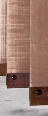 Bei den ungerahmten Glasscheiben (3600 x 1200 mm) wurden einseitig metallisierte Gewebe­einlagen in das VSG (mit SentryGlas Zwischen­lage) ­eingebettet.