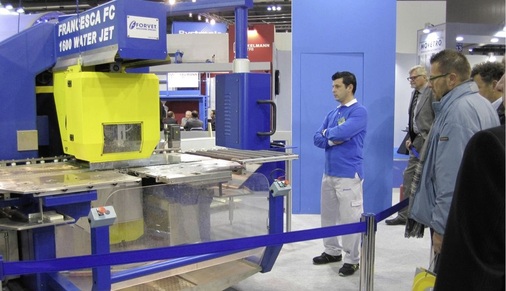 Am Stand von Forvet wurde eine neue Maschine vorgestellt, mit der sich Gläser per Wasserstrahl schneiden und anschließend per Fräse weitervearbeiten lassen.