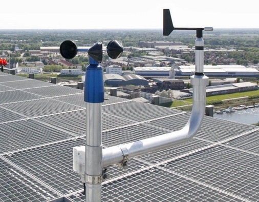 Die Wetterstation auf dem Dach des Weser ­Towers misst unter anderem Windstärke sowie Windrichtung und übermittelt ihre Informationen an die Steuerungszentrale. Bei zu hohen Windstärken kommt der Befehl zum Hochfahren der Sonnenschutzbehänge.