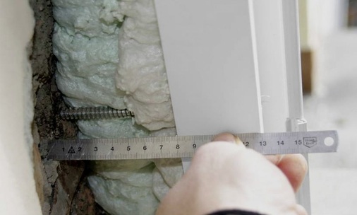 Mehr als ein Drittel der Beanstandungen bei Kunststofffenstern lagen im Bereich der „Montage“. Dies ist auf den großen Preisdruck in diesem Marktsegment in Verbindung mit dem verstärkten Einsatz von Kunststofffenstern im Sanierungsbereich zurückzuführen.