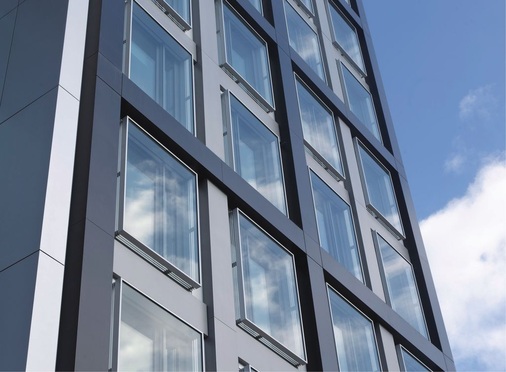 Die Kastenfenster verfügen außen über vorgeschaltete VSG-Scheiben als Prallscheiben. Diese schützen zudem die Lamellenraffstore im Zwischenraum vor Wind.