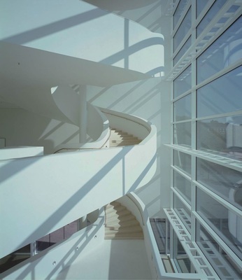Für die über 1000 m² große Südfassade kam eine 3-fach-Isolierverglasung von Glas Trösch zum Einsatz, die Wärme- und Sonnenschutz kombiniert.