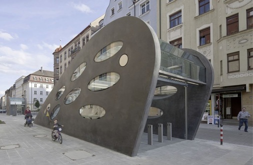 Eine Herausforderung war die unsichtbare Befestigung der Glasscheiben in den ­Ellipsen. Sie wurden auf der Baustelle in die bereits stehenden Betonwände geklebt.