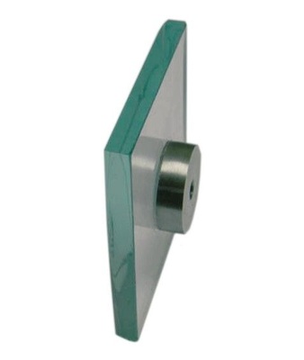 Detailaufnahme einer Punkt­halterung (Durchmesser 50 mm), bei der das Glas mit Dow Corning ­TSSA, ­einem hochfesten, glasklaren ­Silikonfilm verklebt wurde.