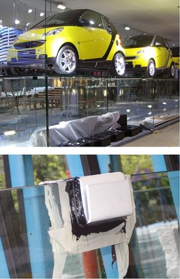 04 Diese Ganzglasvitrine wird durch aufgeklebte Steckverbindungen zusammengehalten. Die Lastabtragung sowie die Aussteifung der Konstruktion erfolgen ausschließlich durch die Verglasung. 05 Mittels Steck-/Halter konnten die Planer eine schnelle Montage vor Ort ermöglichen. Die vertikale Scheibe, hier bei der Verklebung, erhielt ein Hutprofil und auf die Unterseite der Horizontalscheiben wurden passende L-Winkel aufgeklebt.