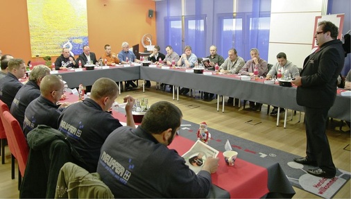 Lernen für den Unternehmenserfolg: Den Monteuren wird ihre Bedeutung für das Unternehmen nähergebracht.