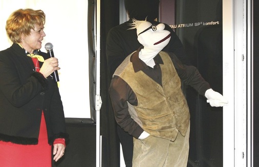 Frau Hautau erklärt Herrn Momsen aus Hamburg den neuen ­Beschlag.