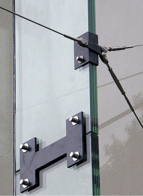 Für die Tragkonstruktionen von Fassade und Dach wurden punktgehaltene Seilverspannungen ­mit Glas­finnen kombiniert. Die Konstruktion des gläsernen Würfels stammt aus der Feder der Glasspezialisten von Innoverre und von Verroplan.