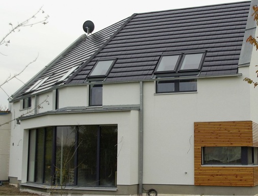 Obwohl das Wohnzimmer nach Norden zeigt, sorgt die großflächige Verglasung für den direkten Bezug nach draußen (Fensterbauer Pazen Fenster+­Technik GmbH).