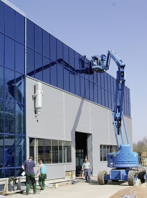 Die Halle für den neuen ESG-Ofen wurde ganz mit Glas und Metall eingekleidet.