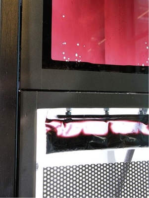 Die farbige Flüssigkeit aus dem Beutel steigt bei Erwärmung in den Scheibenzwischenraum der Fassadengläser auf und tönt so die Scheibe.