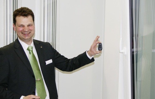 Michael Dietz, Leiter Competence Center Technik Fenster und Fassade hat in Nürnberg eine ­weitere Rehau-Studie vorgestellt: Hier wird das DK-Fenster elektro­mechanisch betrieben.