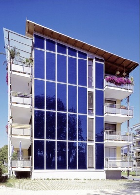 Die gebäudeintegrierte PV muss in die Fassaden­ausschreibung ­integriert werden, um Schnitt­stellen­problemen vorzubeugen und um klare ­Verantwortungen festzuschreiben.