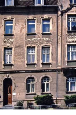 Die neuen Fenster im dritten Obergeschoss sitzen zwar fest im Rahmen, fallen aber optisch aus der Fassade — eine leicht vermeidbare Bausünde.