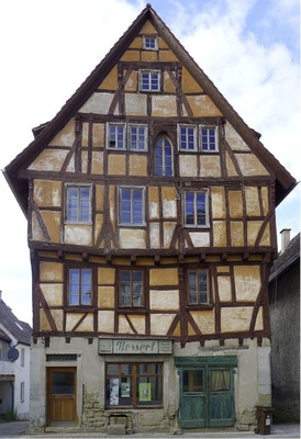 Bei diesem historischen Fachwerkhaus wären moderne Kunststofffenster ohne Sprossenunterteilung zweifellos fehl am Platz.