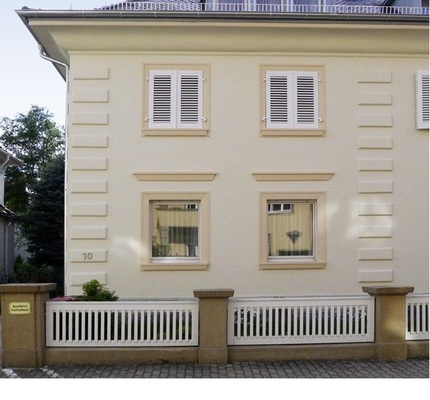 Diesem Gebäude hätte ein zweiflügeliges Fenster mit Oberlicht sicher besser zu Gesicht gestanden. Auch die Fensterläden tragen ihr Scherflein zur ­Fassadengestaltung bei.