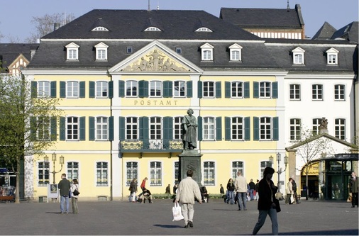 Aus der Referenzmappe: Das Hauptpostamt in Bonn. Hier wurden stilgerechte Denkmalschutzfenster eingebaut.