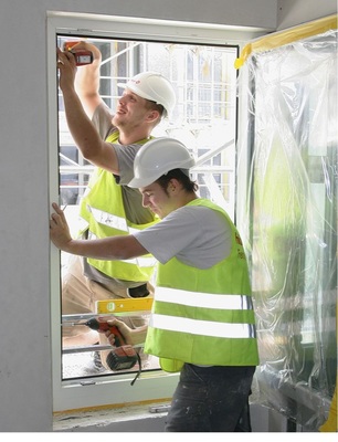 Um die rund 3700 Fenstereinheiten termingerecht zu montieren, wurden bis zu 16 Monteure vor Ort ­eingesetzt.