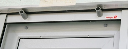 Auch kleinformatige Fenster erhalten Entlüftungs­bohrungen im oberen Fensterblendrahmen.