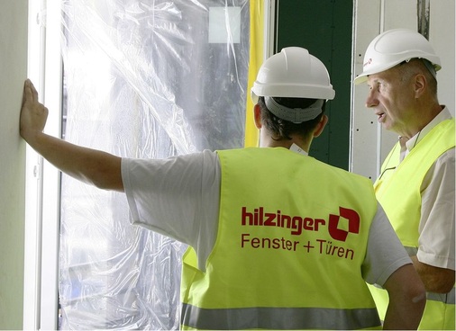Helmut Hilzinger legt höchste Ansprüche an die Montage der Fensterelemente und verschafft sich vor Ort ein Bild von der Einbausituation.