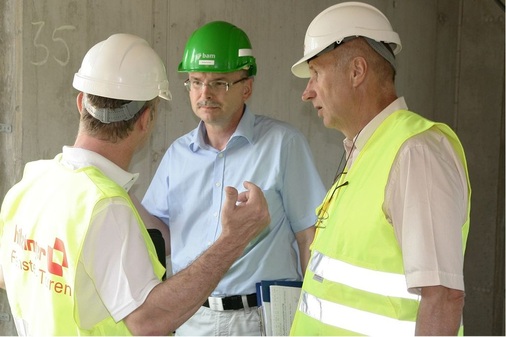 Projektleiter Mätz (l.) und Helmut Hilzinger im Gespräch mit dem Bauleiter des ­Generalunternehmers.