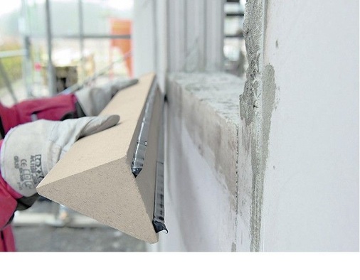 Die Fenstermontagezargen werden von außen mit dem illbruck SP340 Soforthaft-Kleber rund um das Fenster an die bestehende Wand geklebt