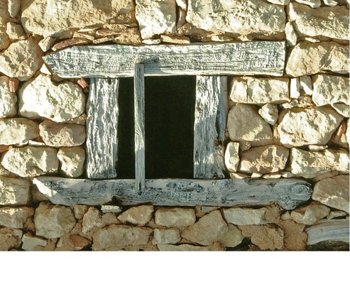 Die senkrechte Latte ist ein Teil eines Holzladens. Diese waren lange Zeit als Fensterverschluss üblich.