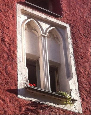 In der Gotik wurden die Fensterformen schmuck- und kunstvoller — zumindest bei Kirchen- und Repräsentationsbauten.