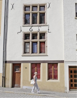 Da im Mittelalter nur kleinformatige Gläser herstellbar waren, unterteilte man die Fensterflächen mit Holz- oder Steinkreuzen.