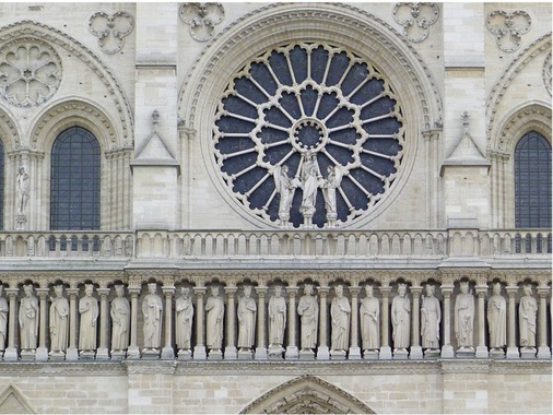 Die erste größere Fensteröffnung war das Maßwerk, das sich zum festen Gestaltungsmerkmal von Sakralbauten etablierte.
