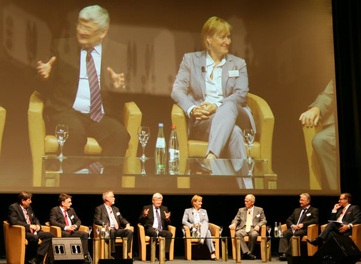 Zankten sich auf der Bühne über "Päckchenlösungen" und falsche politische Umsetzungen der beschlossenen Energiewende: Die Teilnehmer an der Podiumsdiskussion. Mit dabei: Ulrich Tschorn, Joschka Fischer und Klaus Gayko. Es moderierte Tagesschausprecher Jan Hofer.