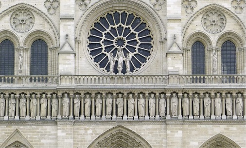 Bild 2: Mit Maßwerk bezeichnet man die filigrane Arbeit von Steinmetzen in Form von flächigen Gestaltungen von ­Fenstern, Balustraden und geöffneten Wänden — dies war ein wichtiges Stilelement der Gotik.
