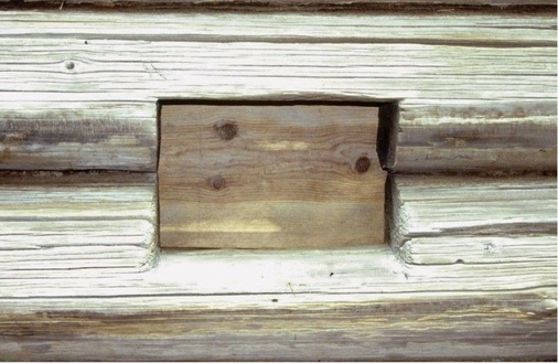 Bild 6: Zu den frühesten Fensterverschlüssen in Blockbauten zählten kleinformatige und sehr einfach konstruierte Schiebeläden aus Holz.