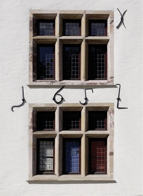 Bild 4: Von der Romanik bis zur Renaissance unterteilten die Baumeister ihre Fensteröffnungen oftmals mit Steinkreuzen.