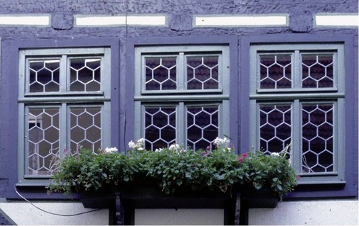 Bild 8: Bürgerhäuser verfügten ab dem 13. Jahrhundert über Fenster mit Butzen- oder Zylinderglasscheiben.