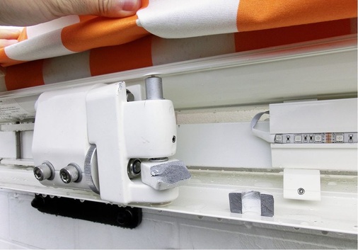 Bruch des Oberarmgelenks im Bereich des Tragbolzens durch Rissbildung im oberen Bereich. Vorherige Deformation des Tragbolzens im oberen Bereich.