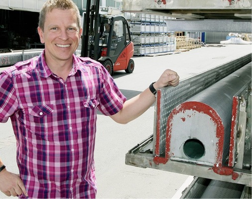 Produktmanager Jörg Steffek zeigt beim Firmenrundgang ein Werkzeug zur ­Styropor-Aufschäumung.