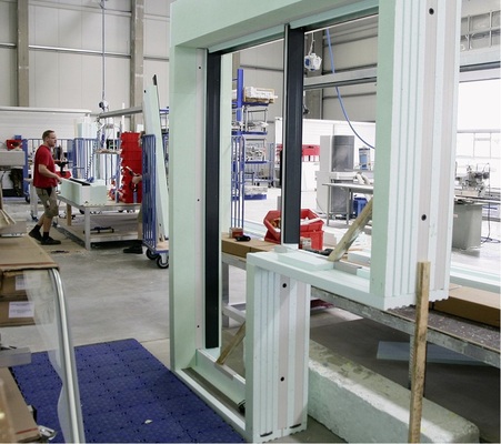 Das Komplettsystem zur Fenstermontage wird im Unternehmen auf Kundenwunsch auch als Sonderanfertigung hergestellt.