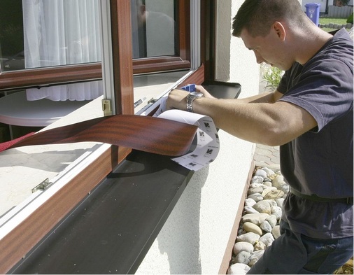 Auf die vorbereiteten Profilrahmen werden jetzt die Reparaturfolien aufgeklebt.