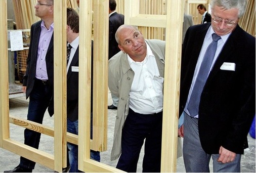 Die Kongressteilnehmer konnten die Holzfensterproduktion bei Wertbau bei dem Besichtigungstermin ­genau betrachten.