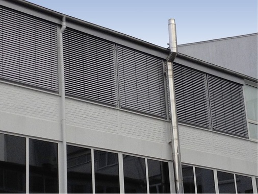 Raffstoren als klassischer Sonnenschutz sind in der Kombination mit automatischen Steuerungen gerade bei der Nachrüstung vom Gebäudebestand äußerst effizient. - © Foto: Vögele
